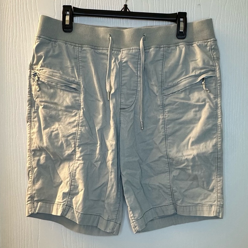 Hollister light gray pull on casual shorts zipper pockets women’s‎ medium